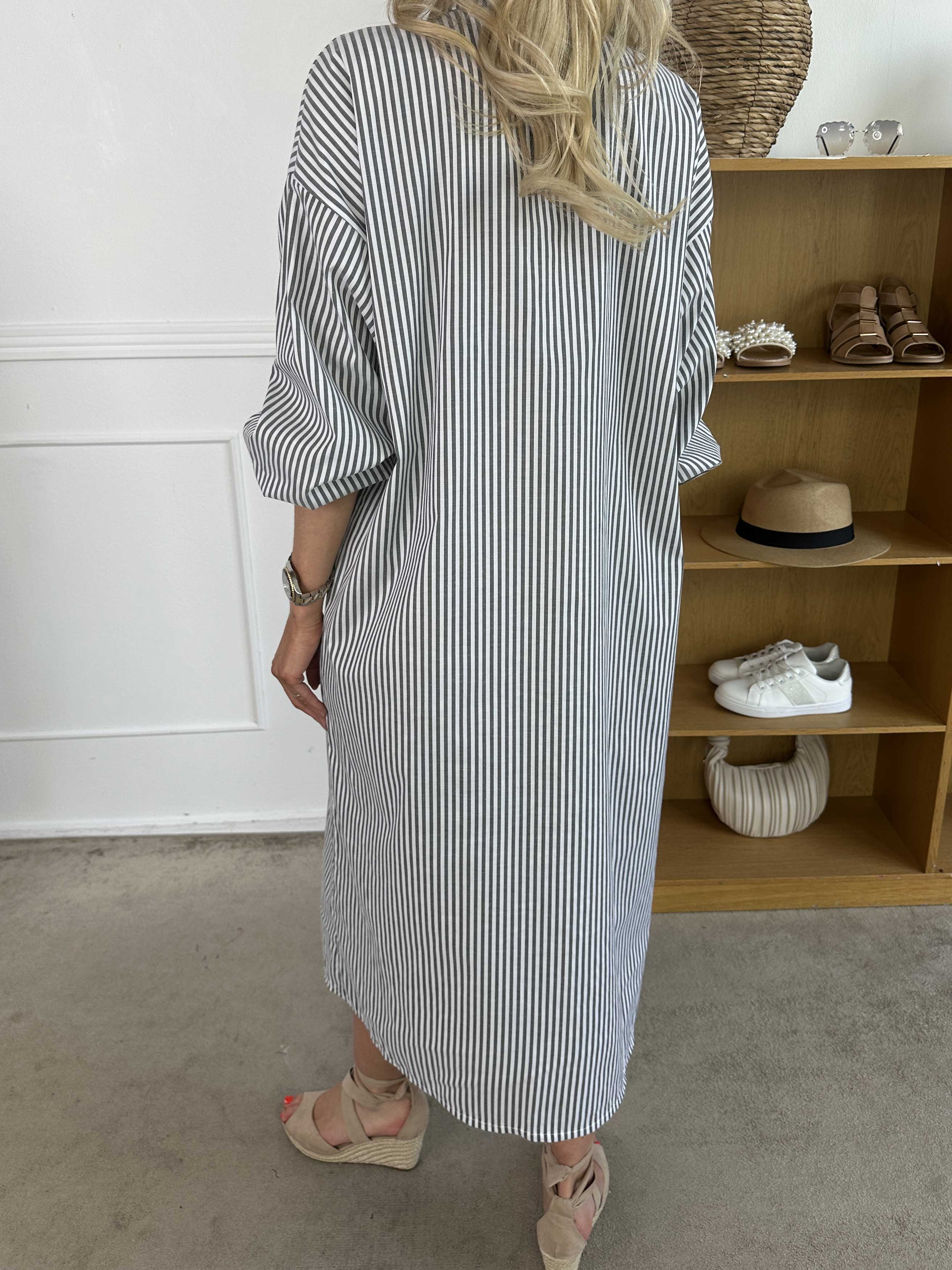 Raizal - Lång randig skjortklänning i viskos med brosch